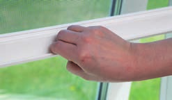 Insektsnät för fönster Insektsskydd för invändig montering i fönsterkarm. Aluminiumram, nät av glasfiber. Finns i bredder från 43 till 153 cm. Passar alla typer av utåtgående fönster.