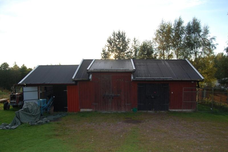 Groventré/hall med garderob och klädkammare. I garderoben finns hydrofor med vattenfilter. Uthus Helkaklat badrum med wc, handfat och badkar.