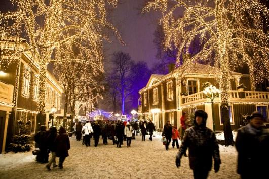 Jul på Liseberg Över fem miljoner juleljus lyser upp vägen genom vinterlandskapet och skapar en förtrollad stämning Strosa runt och njut av en julmarknad på Liseberg.