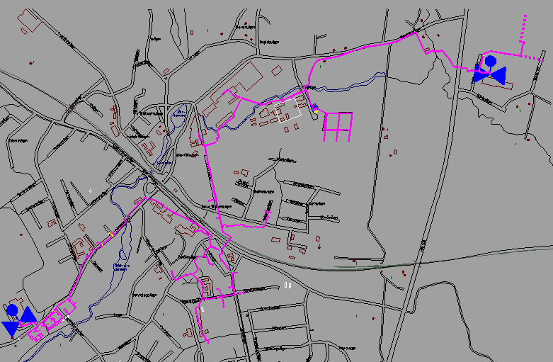 Figur 5.5 Fjärrvärmenätet i Nykvarn, med markerade (blå) rundgångsventiler. The district heating network in Nykvarn with two by-pass valves.