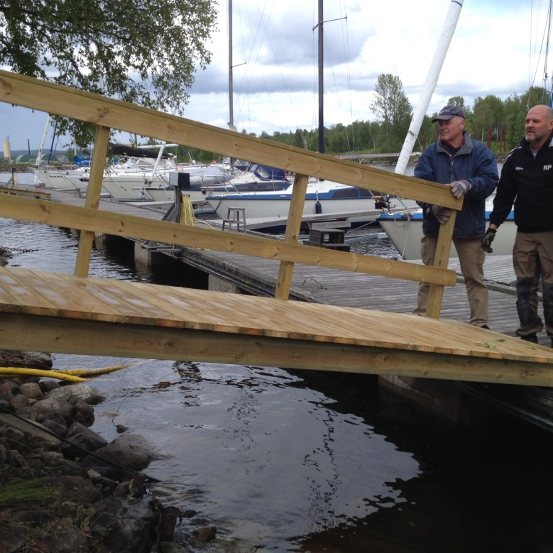 Sida 3 RODERBLADET nr 1, 2016 Södra piren landgångar Ny brygga på södra J ordmassorna piren har jämnats till och bildar en vall ut mot fjärden.