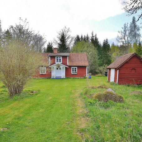 Exteriör Idylliskt beläget torpställe inbäddat i skog och grönska.