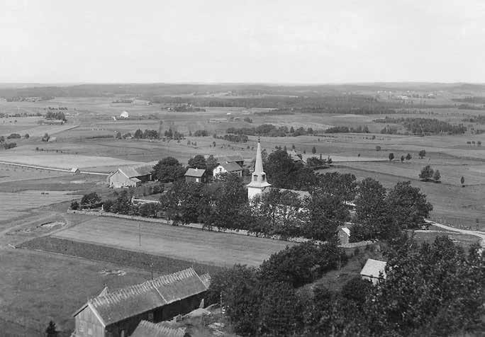 Fig. 9. Järbo kyrka ligger öster om Kroppefjäll i Valbodalens norra del. Socknen ingår i Valbodalens riksintresseområde. I kyrkan ingår medeltida murverk.