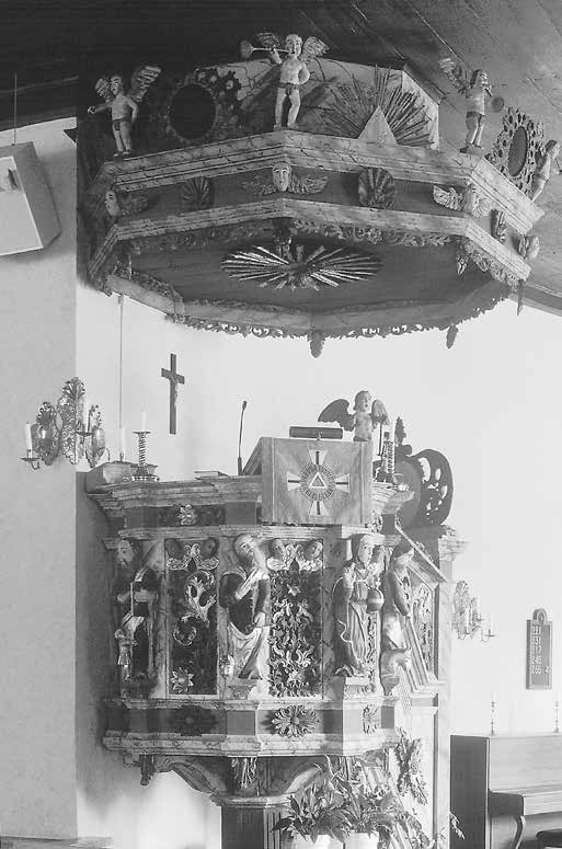 Fig. 26. Predikstolen i Laxarby träkyrka är snidad av bildhuggaren Isak Schullström 1747. De ursprungliga färgerna togs fram vid konservering på 1930 talet.