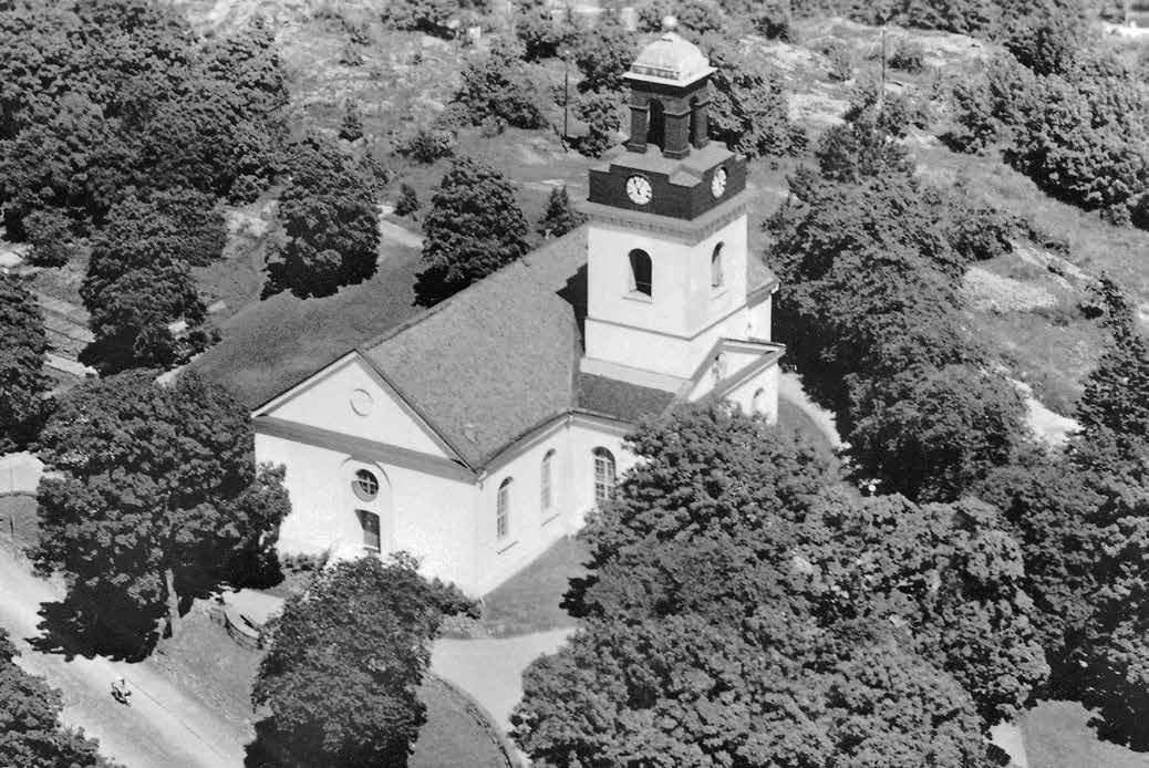 mellan en altarpredikstol i öster och en talarstol mitt på norrsidans läktare man räknade tydligen med många besökare, kyrkan var gemensam för stad och landsförsamling.