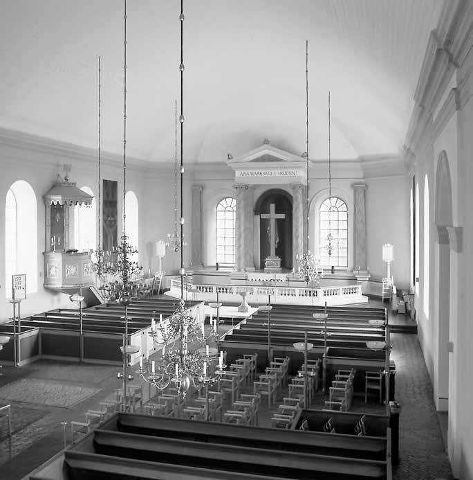 Fig. 32. Tösse nya kyrka är Dalslands största, invigd 1848. Kyrkorummets längd är 43 meter. Altaruppsatsen och predikstolen är samtida med kyrkan.