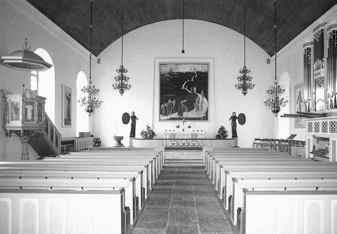 Fig. 42. Åmåls nya kyrka fick sin nuvarande karaktär vid restaureringen 1932 33, då mycket av 1870 talets tillägg togs bort och Olle Hjortzbergs målningar tillkom. Vykort, ca 1992, SvK:s arkiv, RAÄ.