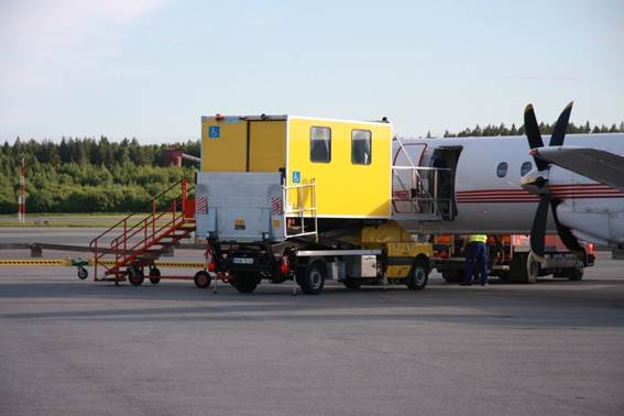 7 FLYGTRAFIK få behålla tills ombordstigningen. I de fall hjälpmedel som t.ex. rullstolar skadas vid lastning betalas en ersättning ut. Tidspressen på lastningspersonalen uppges vara mycket hård.