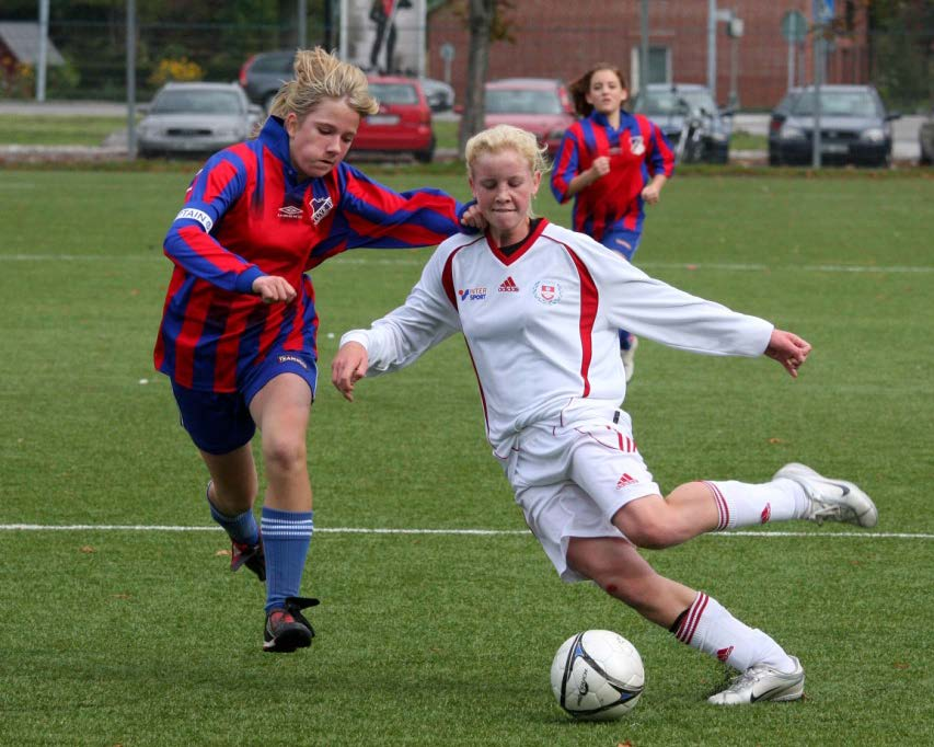 11-manna ungdom 14-15 år De yngre 11-manna lagen tränar 2-4 träningar + match/vecka. Träning och match förväntas att prioriteras av ungdomarna. Alla som åker med till match kommer att få spela.