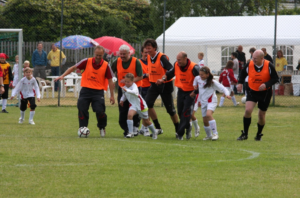 11-manna ungdom 16-19 år De äldre ungdomslagen kör 2-4 träningar + match/vecka. Träningen och matcher förväntas premieras av ungdomarna. Alla som åker med till match kommer att få spela.