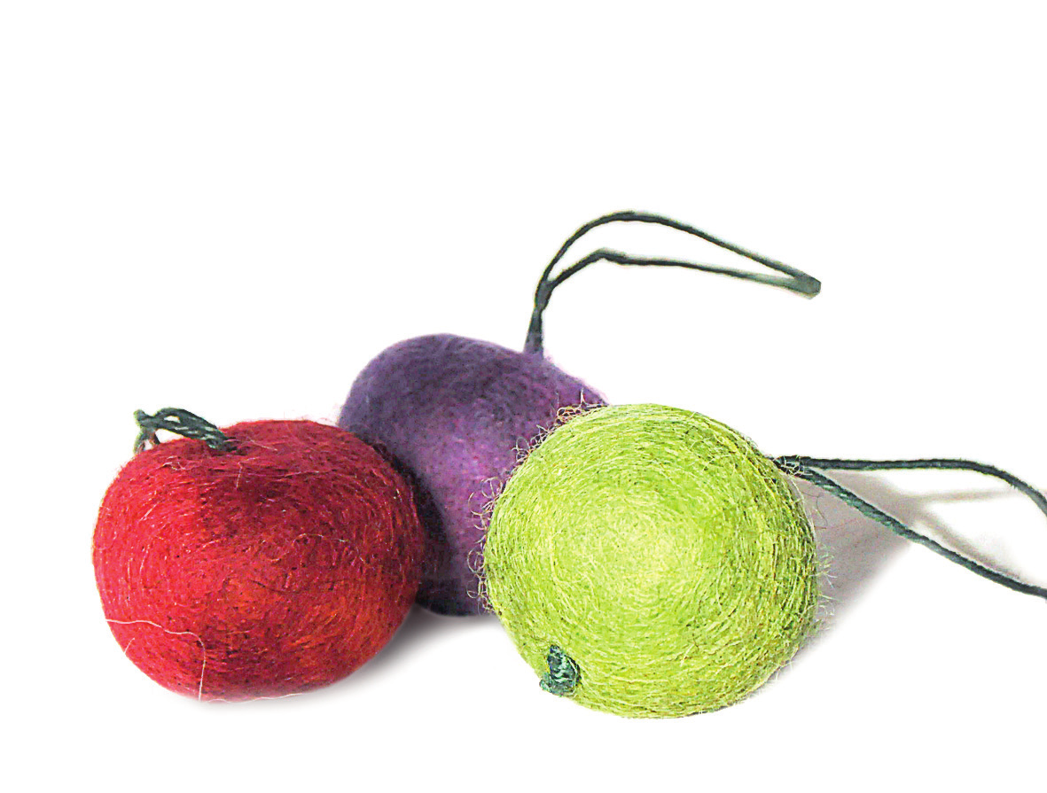 Tovat juläpple Material Kardad ull Lintråd (mattlin) Stoppnål Såpa Nål Varmt vatten Börja med att riva av ca 5 tunna flor av ullen, ca 10 x 10 cm.