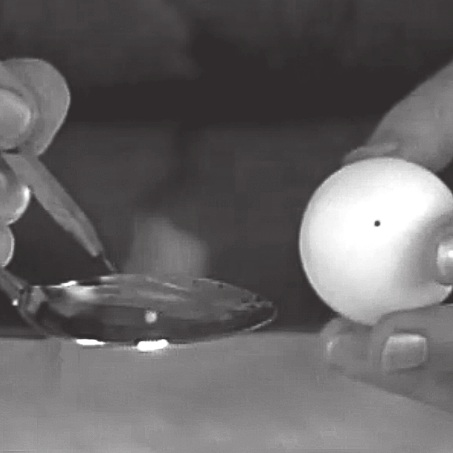 Material Vaxmålade ägg Börja med att blåsa ur ägget. Gör hål i både toppen och botten med en nål. Gör ett något större hål i toppen (ca 3 mm) än i botten (ca 1 mm).