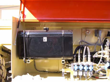 AVSNITT 6 ALLMÄNNA SPECIFIKATIONER OCH UNDERHÅLL e. Kontroll/påfyllning av hydraulolja 10. Bränsletank Smörjpunkter påfyllningslock och siktglas Kapacitet 260 l (68.
