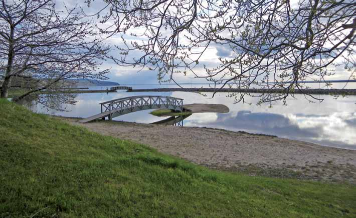Kommundelsutveckling i Gränna Ytterligare en åtgärd som kan tänkas är att ta bort en av de konstgjorda öar som är i lagunen för att få fram färskt och friskt vatten till strandkanten där små barn