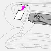 Interiör Mugghållare i bakre förvaringsfack (tillval) Mugghållaren kan lätt tas ur: 1. Snäpp upp mugghållaren i bakkant. 2. Skjut mugghållaren bakåt. 3. Vinkla upp mugghållaren i framkant och lyft ur.