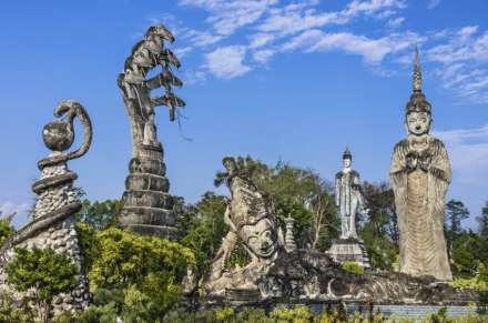 och Mekongfloden nedanför. Ni Vattenfallen Kuang Si besöker sedan Wat Pisoun, vilket stod färdigt 1513 och med det är stadens äldsta tempel.