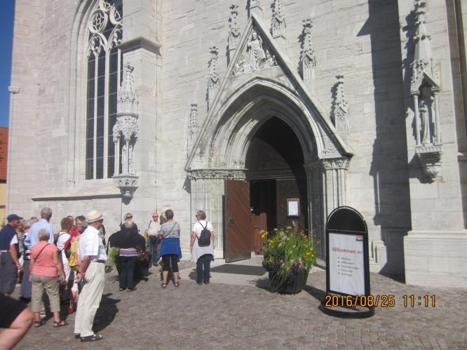 Vi fortsätter nu in i Visby längs gatorna. Vem trodde Visby var platt!!?? Det är bara uppförsbacke hela tiden. Vi är på väg till Sankta Maria Kyrka, som är domkyrka i Visby stift.