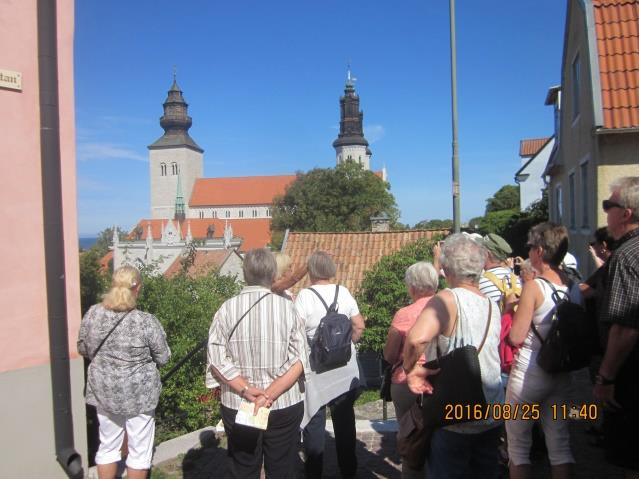 Maggie tar oss vidare genom gatorna och hon berättar dess historia. När vi gått uppför en lång trappa kan vi skåda ut över havet. På väg mot Österport passerar vi Klinttorget.