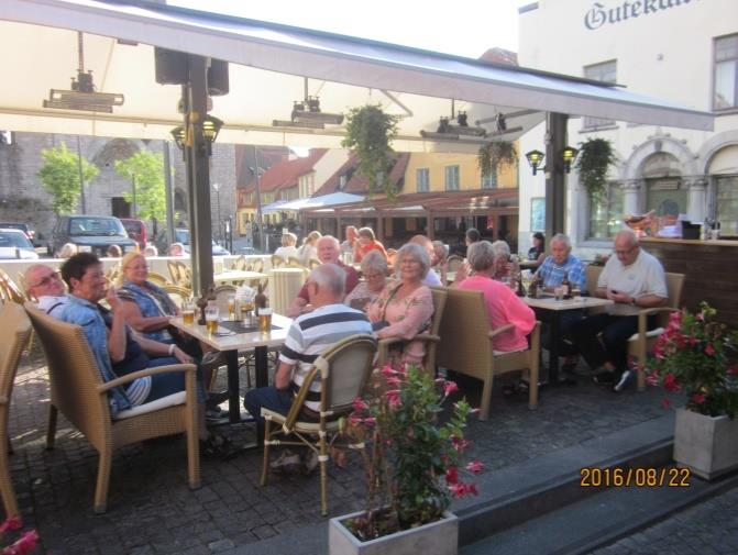 Båten stävade sakta ut från Oskarshamn och man kunde beundra den fina omgivningen. På båten fanns en restaurang där vi kunde äta och dricka.