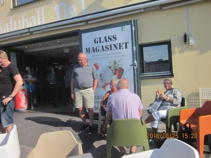 Dagen drar sig nu mot att vi ska träffas vid bussen för att åka till färjan. Väntetiden tillbringar vi i skuggan av ringmuren, men även en glass smakar.