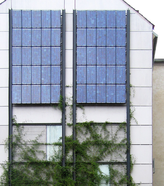19 Köpenhamn, Danmark. Solavskärmningen på den här uppglasade fasaden består av ett raster av smala glaspaneler med integrerade solceller. 20 Köpenhamn, Danmark.