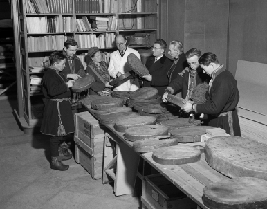 LOTTEN GUSTAFSSON REINIUS, EVA SILVÉN & FREDRIK SVANBERG 100 Fig. 1. En samisk delegation, utsedd av regeringen, studerar trummor vid ett besök i Nordiska museet 1945.