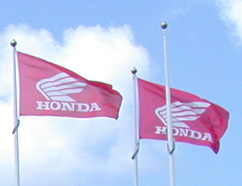 Beachflagga Honda Original Innehåller transportfodral, 4-delade stänger i komposit, jordborr och Screentryckt Honda logga på stickad polyesterduk. Totalhöjd monterad 4300 mm.