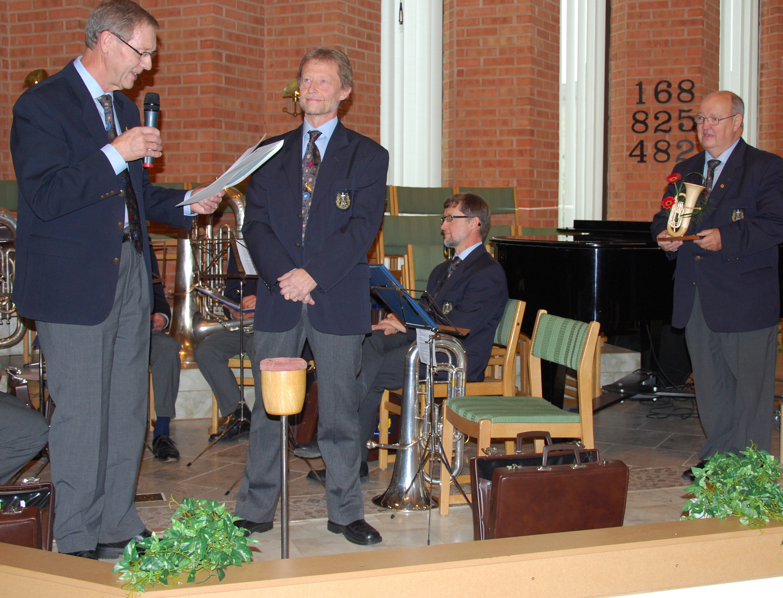 Lennart Larsson hyllas för 50 års medlemsskap i Missionskyrkans Musikkår.