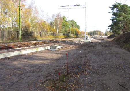 Bilder visar mark och vegetation inom planområdet såsom de glesa grönytorna, stiget vid Stena korsning med järnvägen. Det finns skyddsplank som anordnas på järnvägsbron.