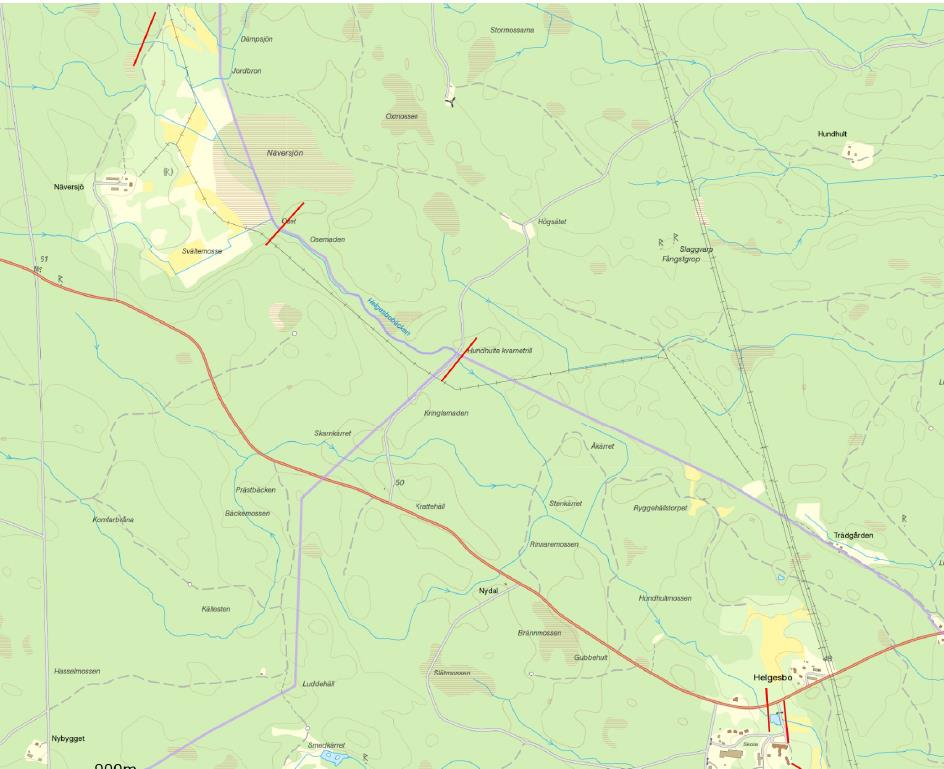 24-26. Ån rinner genom den utdikade Näversjön. Här är förhållandena varierande, mer inslag av ädellövträd.