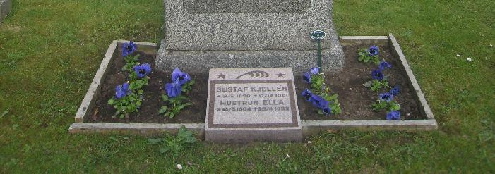 F. Karlssons familjegrav Johan Fredrik Karlsson, född 18560105 i Karleby, död 19260512 i Kinneved Augusta f Gren, född 18500305 i Kinneved, död 19390429 i Kinneved Bosatta bl.