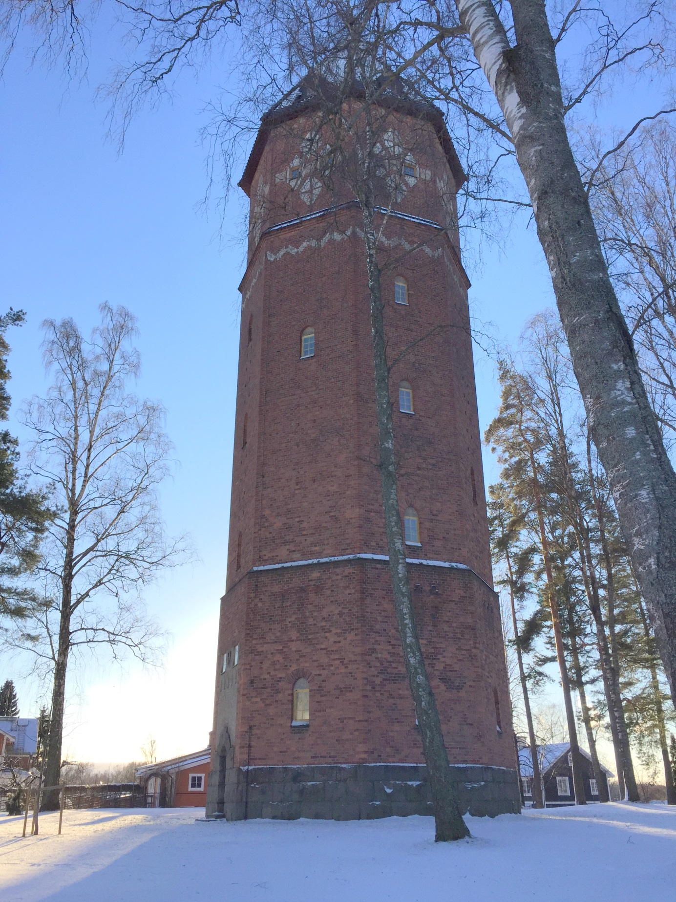 Sida 2 Pilen visar fönstren från nivån under vattencisternen. Fönstren nedanför är i den tomma delen av tornet.