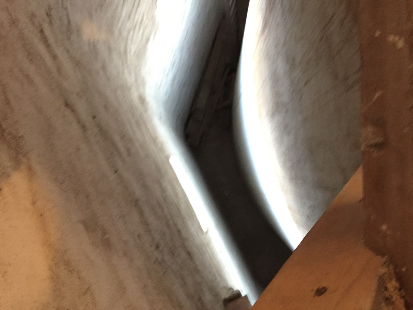Sida 11 Fotografi visande mellanrummet mellan betongcisternen