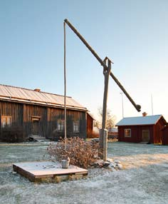 (Vattmeid, vatt-tjälk, å soåstaang) April 2013 Sigurd Nordström och Inga Söderback bär vattensån med en soåstaang i Hallonsulan i Malax 1953. De har just lämnat brunnen och är på väg till fähuset.