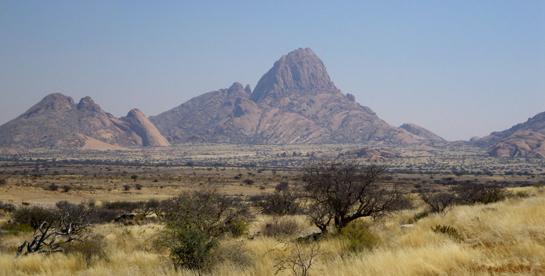 Spitzkoppe. fram till dess. Så var det dags att lämna det svala kustklimatet och bege oss till värmen inåt land. Denna gång var vägen asfalterad så milen gick fort.