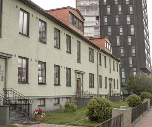 darna är ofta små och svåranvända. Analysen pekar ändå på att helt öppna kvarter med otydliga gränser mellan offentlig och privat mark värderas lägre.