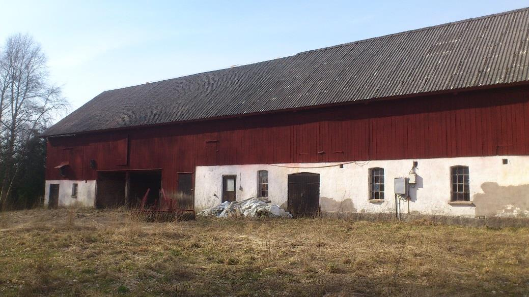 Västra Takene 1:19 2016-10-27 Sida 10 av 18 Ladugårdsbyggnad Ca 480 m 2. Delvis rödmålad träfasad och med putsad stenfasad. Fibercementtak. Byggnaden är i eftersatt skick.