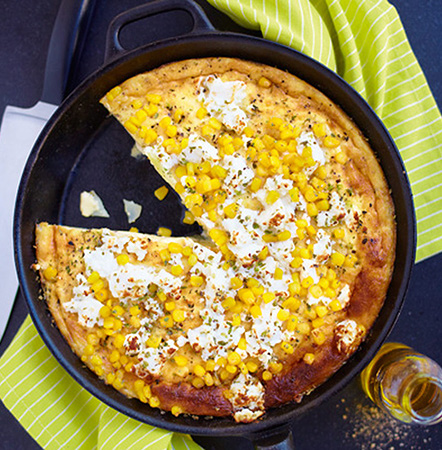 Recept 4 35 minuter Frittata med majs och fetaost Bra att ha hemma: salt, svartpeppar, olivolja, standardmjölk och torkad oregano Potatis, skalad och skivad Mjölk Ägg Svartpeppar Fetaost, tärnad