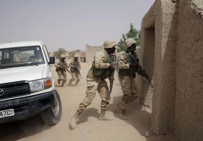 ONSDAG 18 MARS 2015 A9 VÄRLDEN NIGERIA Trupper från Tchad övar fritagning av gisslan i Operation Flintlock, den samordnade offensiven mot Boko Haram i Nigeria Boko Haram pressas tillbaka FOTO: JEROME