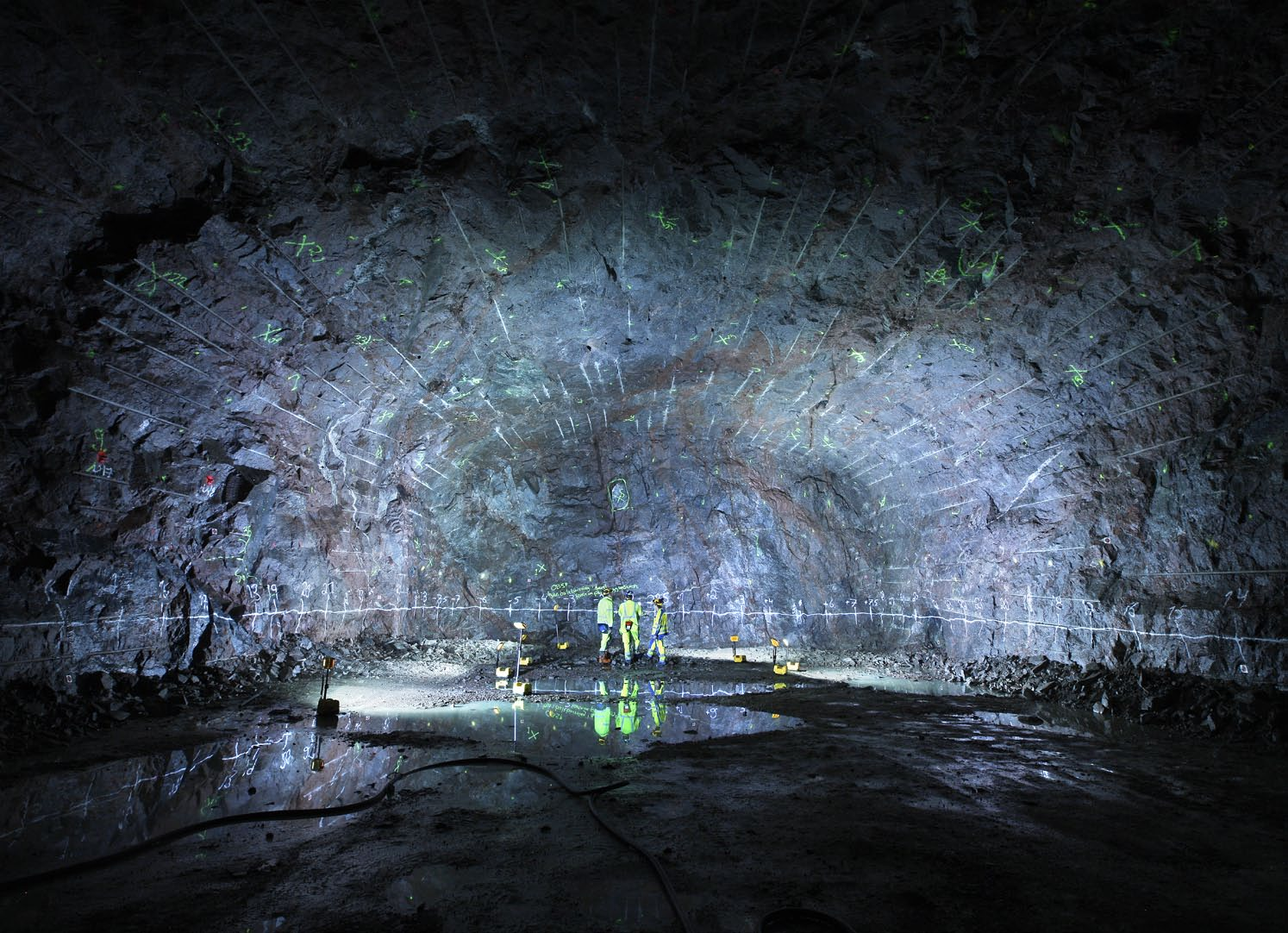 Berget i Äspölaboratoriet är ett tämligen vanligt granitiskt berg med både täta och vattenförande partier.