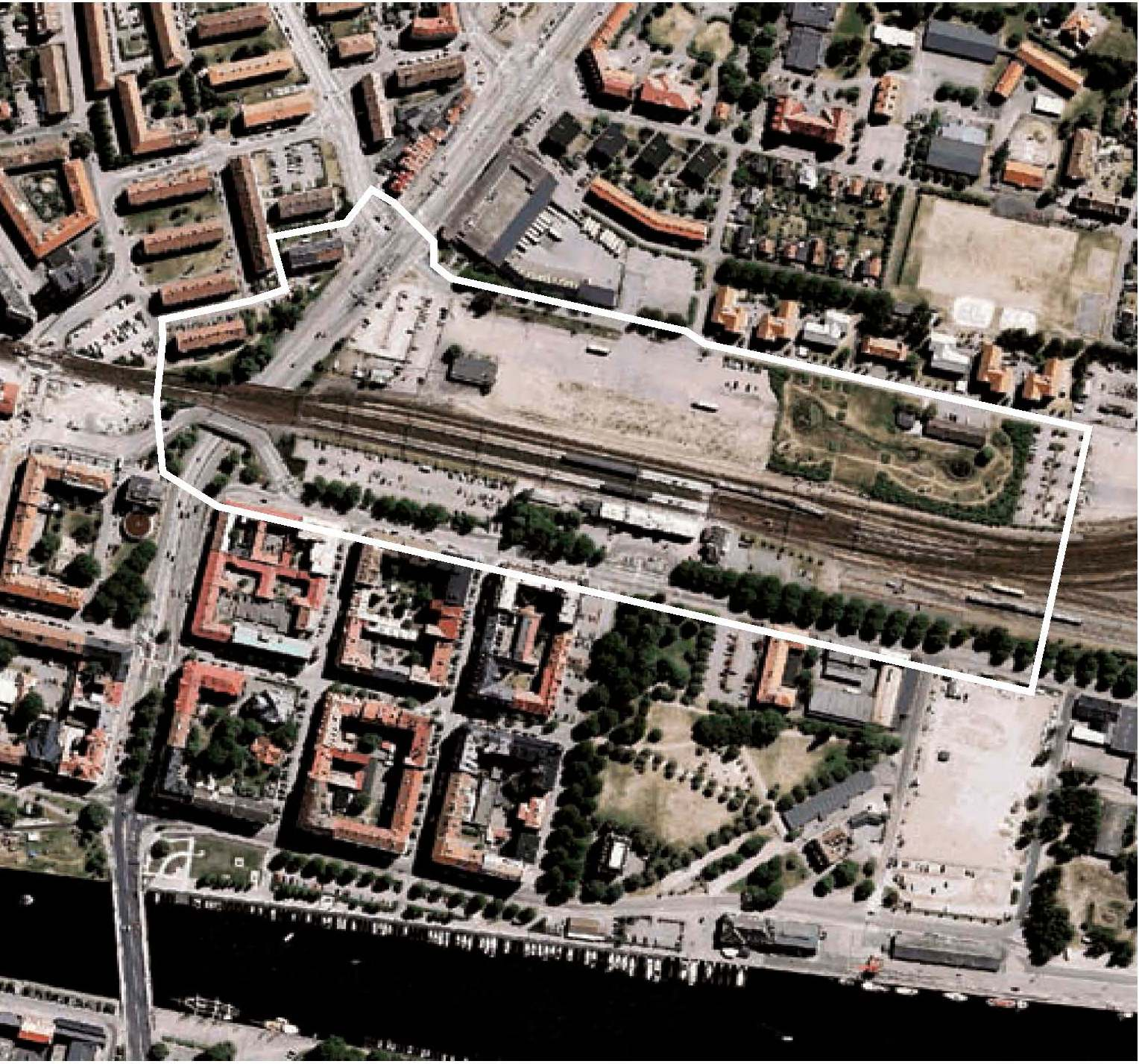 Programområdet omfattade ett större område kring järnvägsstationen (vit linje). Den ungefärliga avgränsningen för aktuell detaljplan markeras med röd streckad linje.