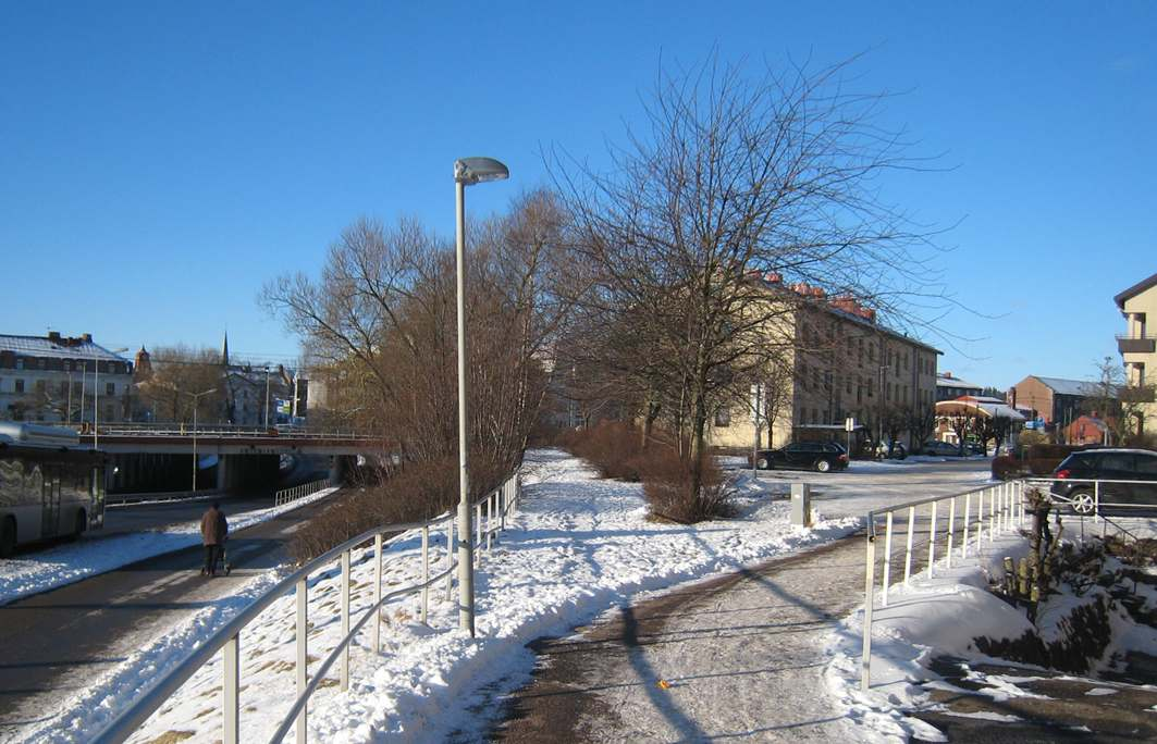 Gångbron över Laholmsvägen kommer att landa i platsen vid slutet av Hammars gata. En plats för angöring och cykelparkering behöver anläg gas.