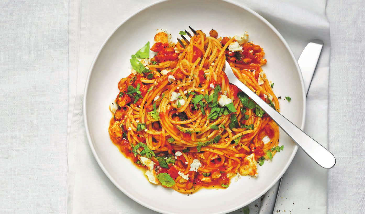 RECEPT 2 25 min 802 kcal/port Fett 12g Kolhydrater 127g Protein 44g Pasta med linser och tomatsås Vegetarisk tomatsås med linser och fetaost.