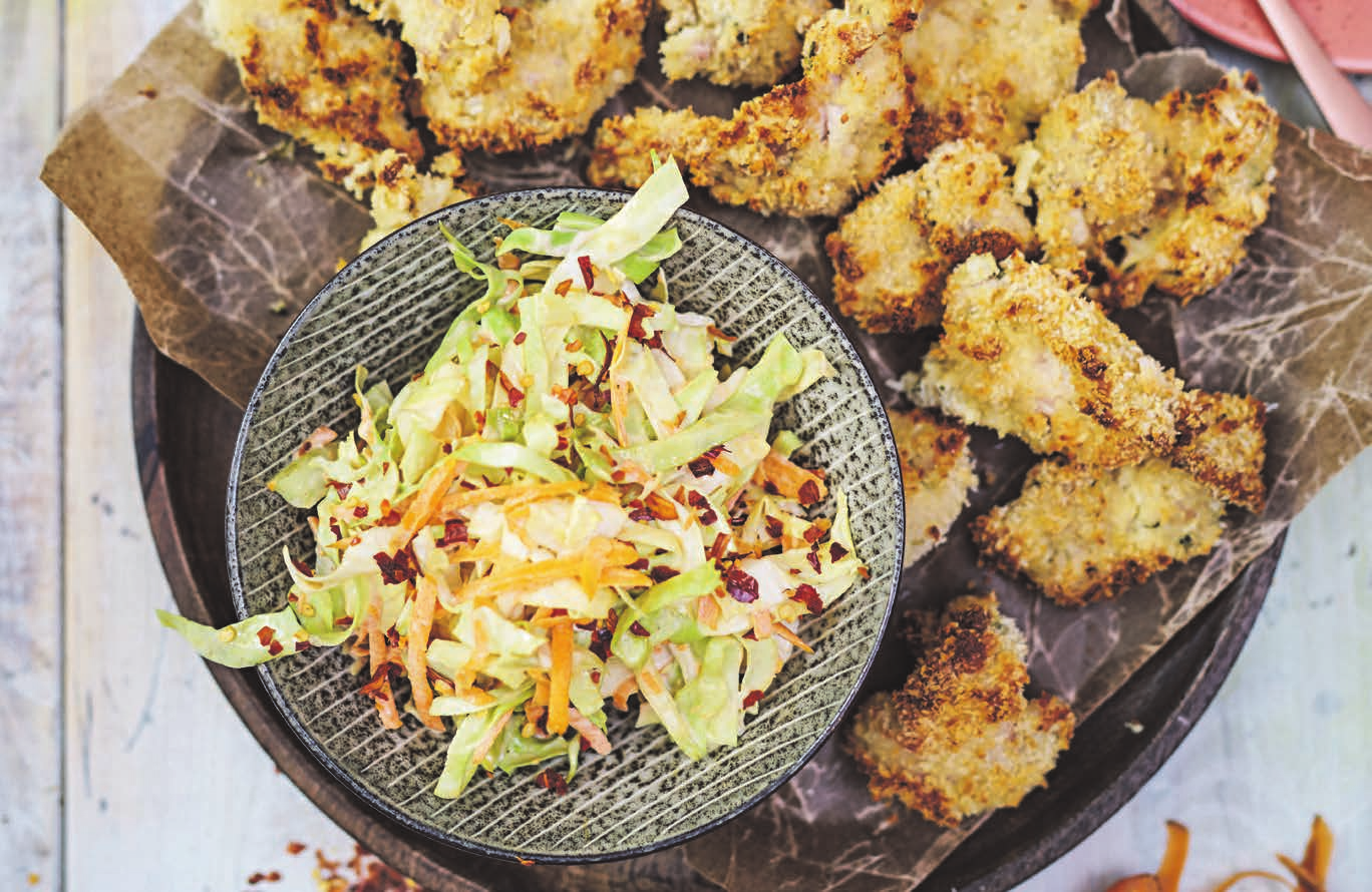 RECEPT 2 40 min 485 kcal/port Fett 27% Kolhydrater 41% Protein 32% Fake fried chicken med coleslaw Ugnsbakade kycklingbitar med härligt god coleslaw.