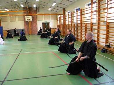 Träna budo med Budo Höör Höör Måndag: Tisdag: Onsdag: Lördag: Söndag: 18.00-19.00 7-9 år Ju-jutsu (B) 19.00-20.30 14 år och uppåt Ju-jutsu (B) 18.30-19.30 14 år och uppåt Iaido (O) 18.00-19.00 9-14 år Ju-jutsu (B) 19.