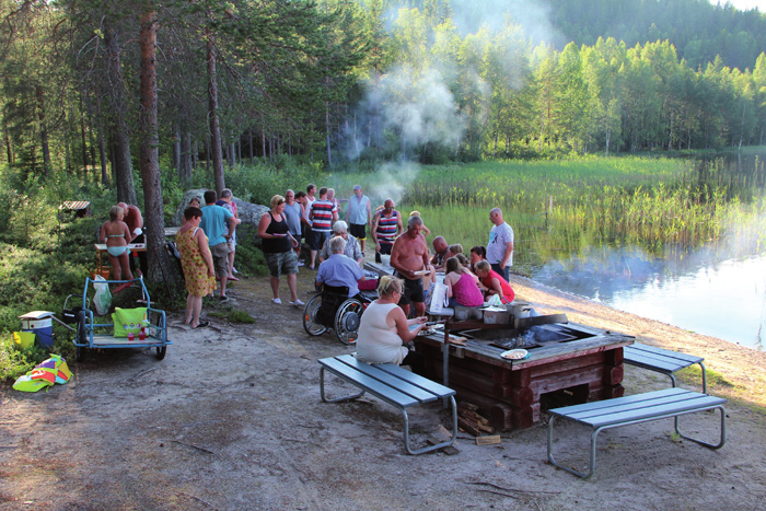 Publik i väntan på vattenrace Hästskokastning på hög nivå