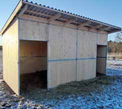 Uteboxar Utestall Byggs oftast med boxar i dubbelrad, skjutportar på sidorna, nockventilation och isolerad sadelkammare.