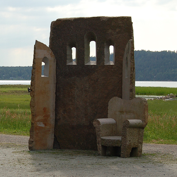 NOLHAGA PARK Oändlighetsform Jan Bergh Vikt: 2,5 ton Material: Tranåsgranit Jag leker mycket med tanken på oändlighetsformer.