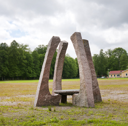 GRÄFSNÄS SLOTTSPARK Slowlife / Vill du bli en liten sjö Monica Funck Material: Granit och gnejs Vikt: 5 st = 2,3 ton Tår som ligger i ögonvrån Vill du bli en liten sjö?