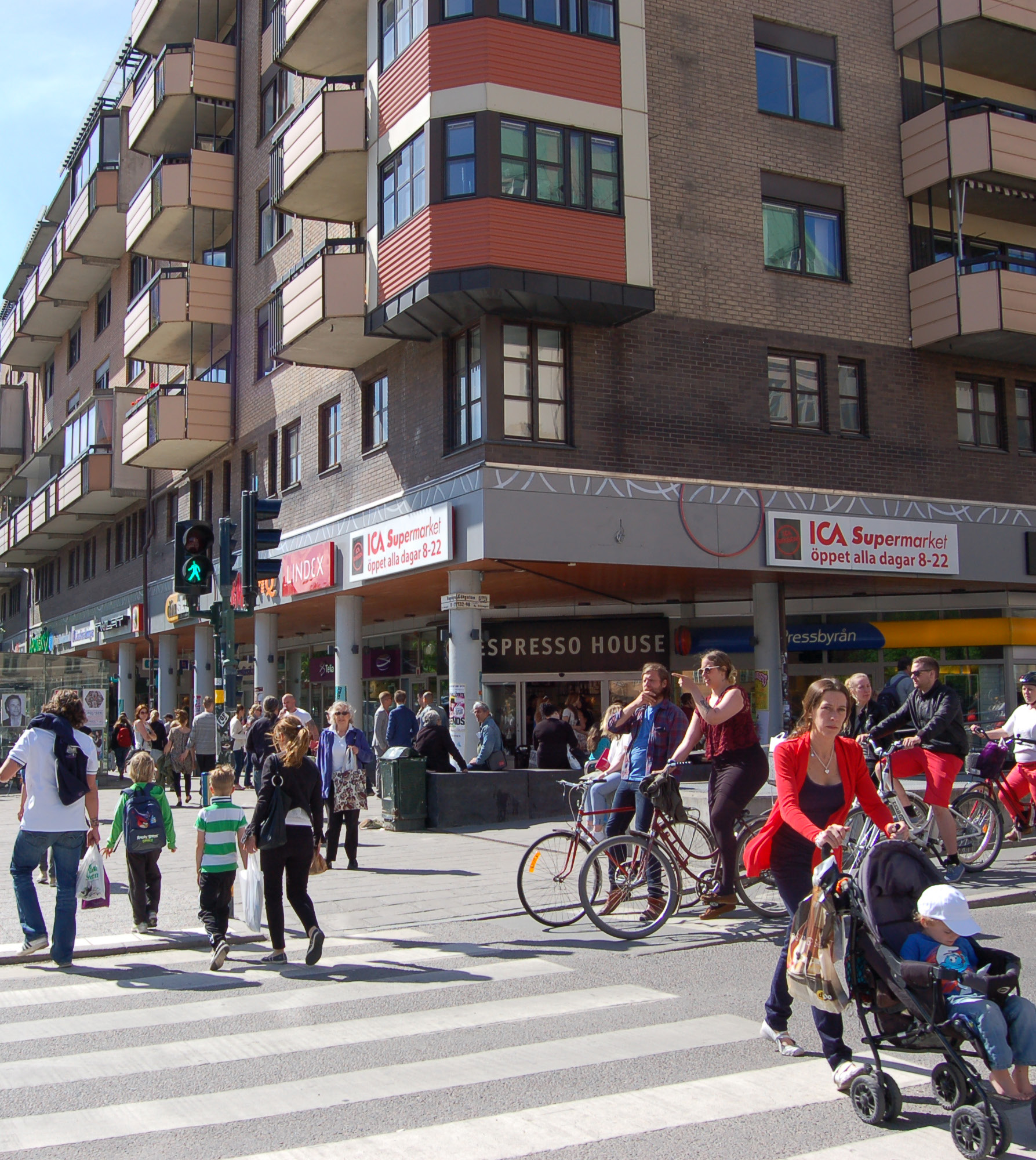 INLEDNING Handelspotentialsanalysen syftar till att bedöma marknaden för handel och restaurang i Skanstull, då framförallt möjligt innehåll i de kvarter som idag innehåller bl a Åhléns och